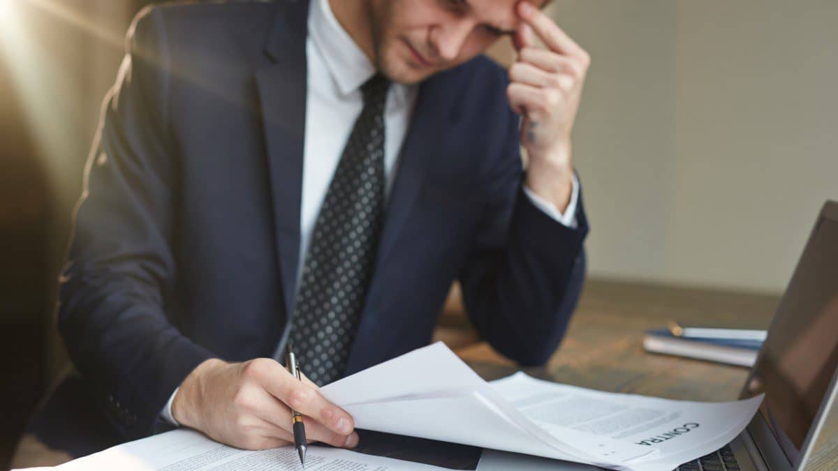 homem pensativo empresa toma piores decisões