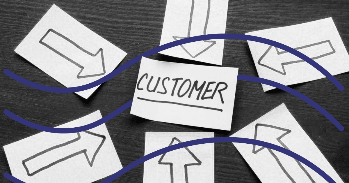 post its em uma mesa com a palavra "Customer' escrita