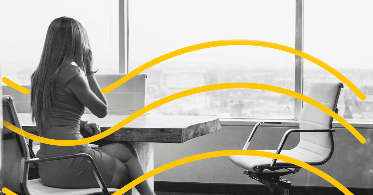 Vendedora que trabalha com inside sales B2B falando ao telefone